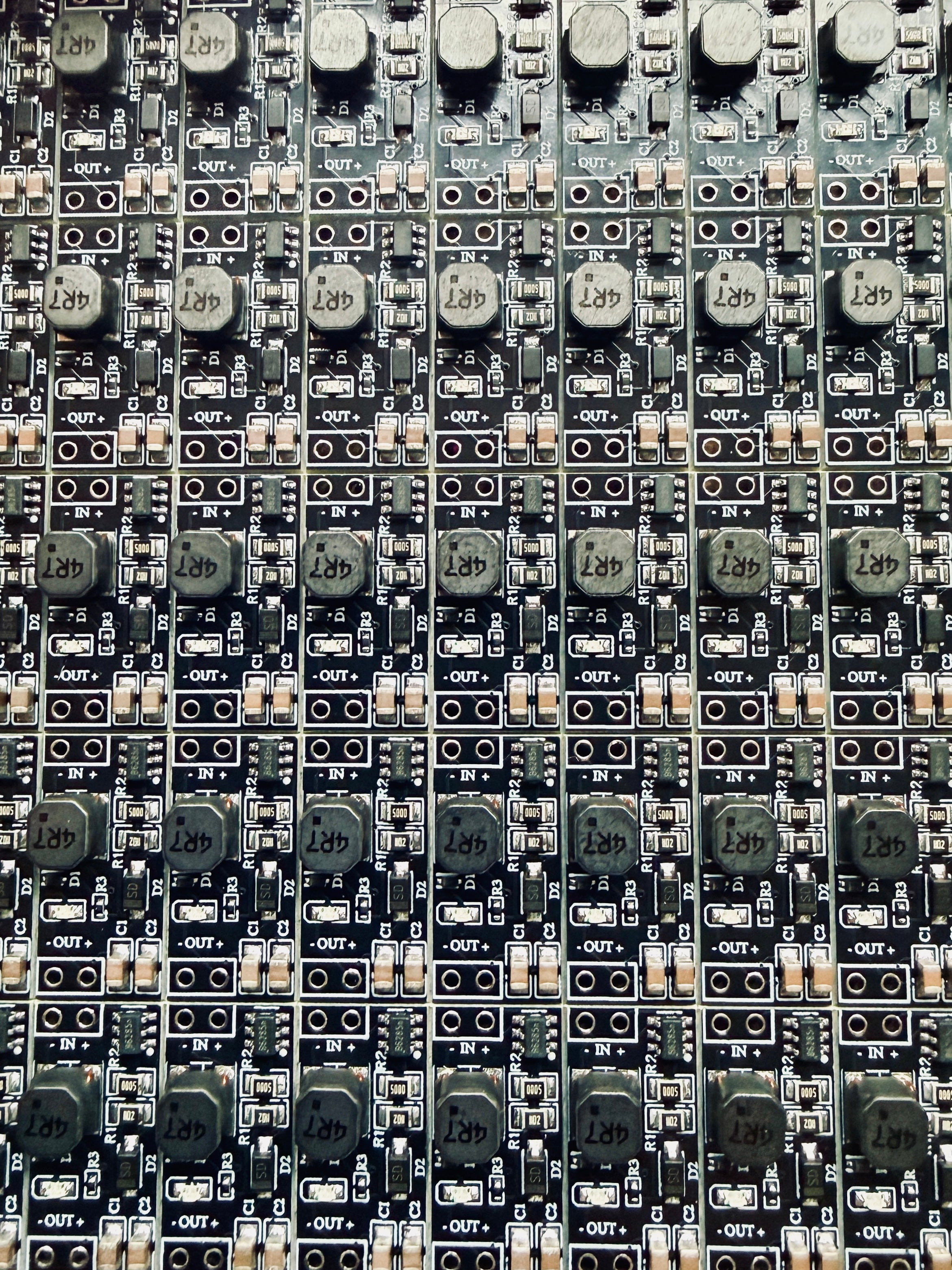 Pattern of electronic components on a grid