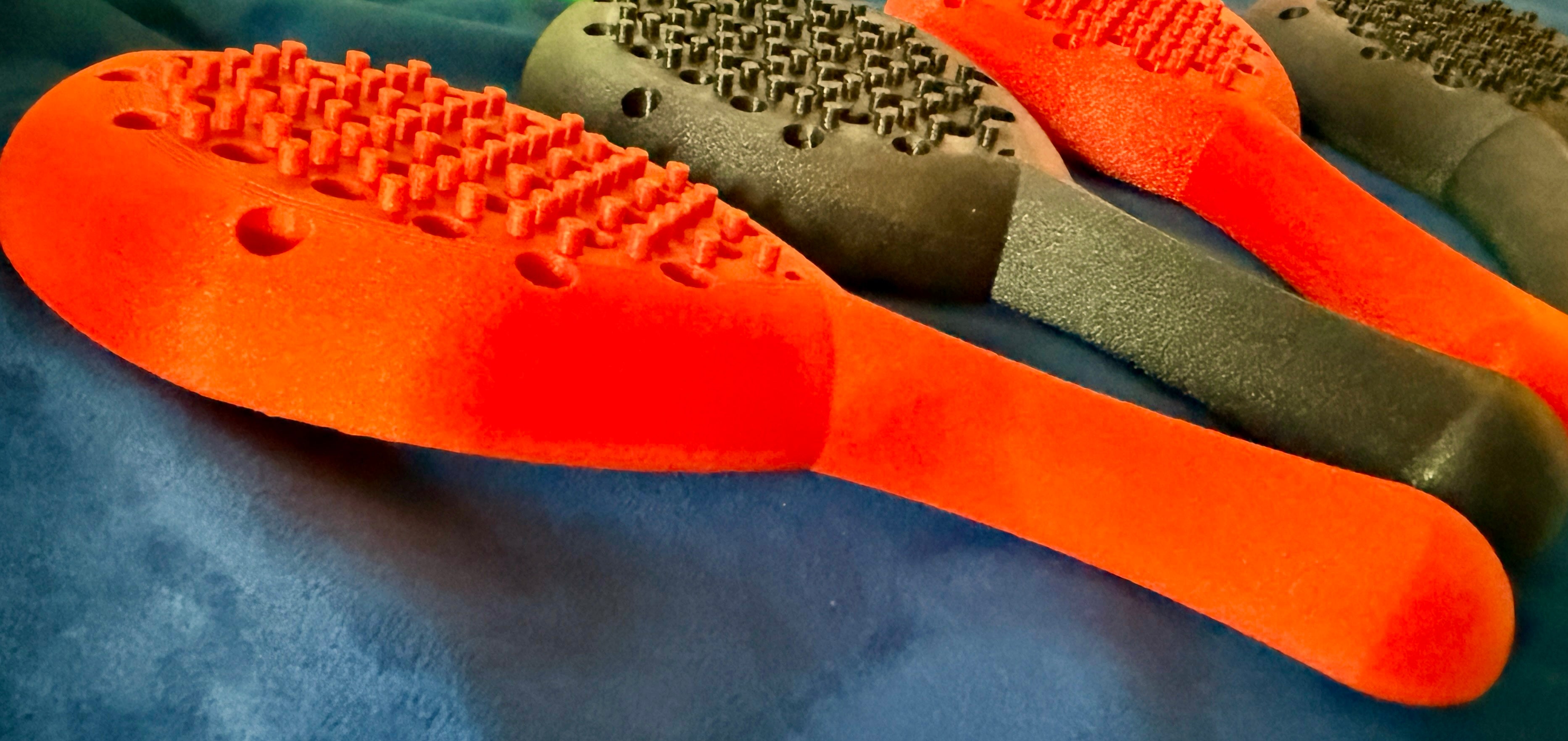 Side view of multiple Hera paddles in solid black and solid red colors.